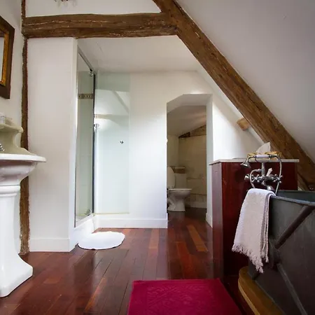 Chateau De La Madeleine Pressagny-lʼOrgeuilleux