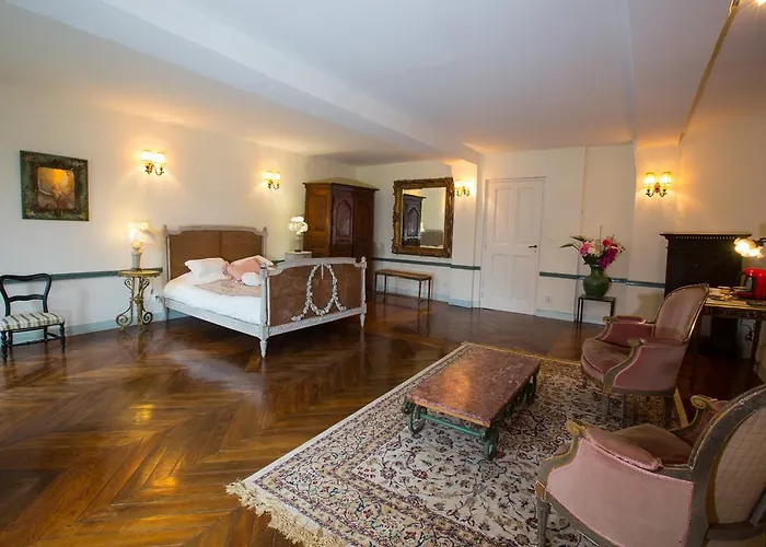 Chateau De La Madeleine Pressagny-lʼOrgeuilleux