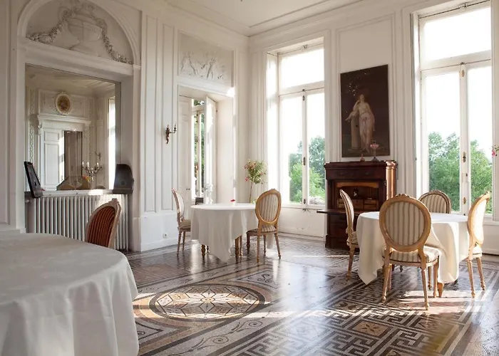 Chateau De La Madeleine Pressagny-lʼOrgeuilleux